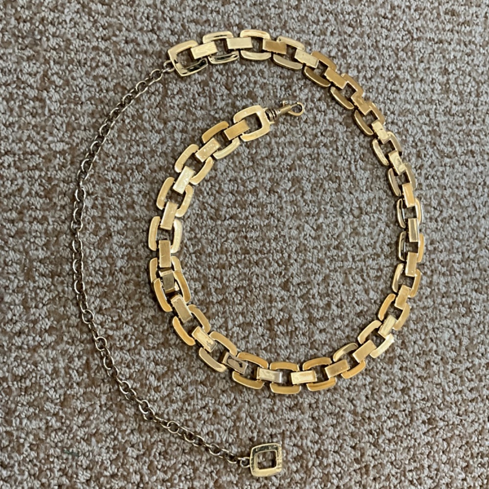 VINTAGE ST JOHN  GOLD LINK BELT  SIZE SM  MINT!